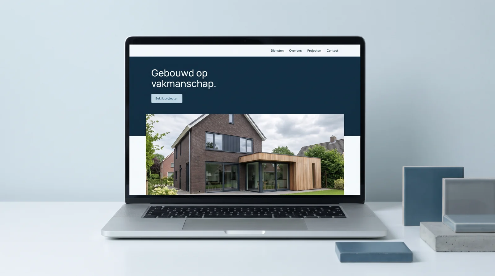 Demonstratie van een website voor een bouwbedrijf, weergegeven op een laptop